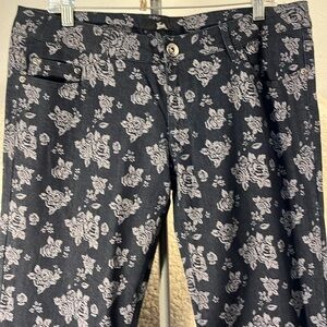 FAVE Women’s Roses 🌹 Pattern Jeans